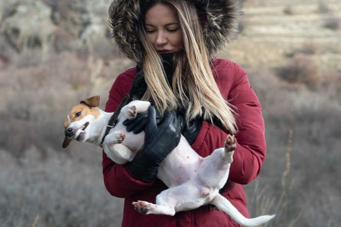 犬を抱っこする女性