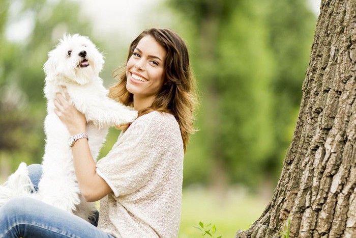 女性に抱きつく犬