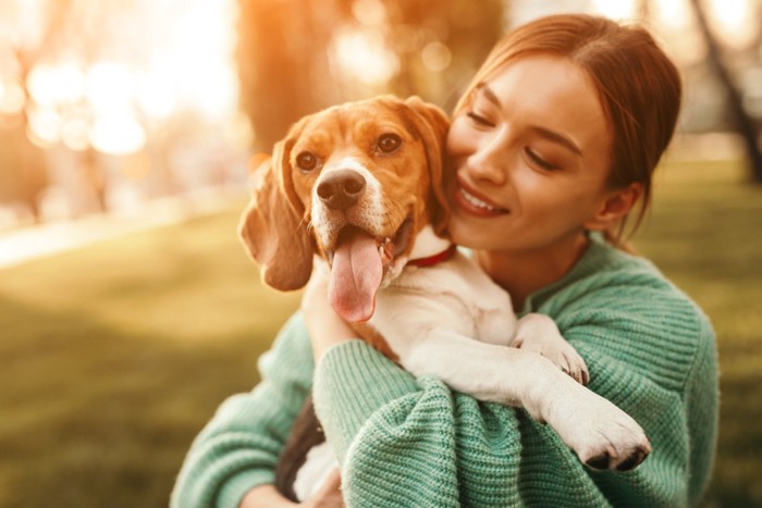 犬を抱っこする飼い主