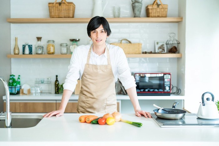 料理をする男性