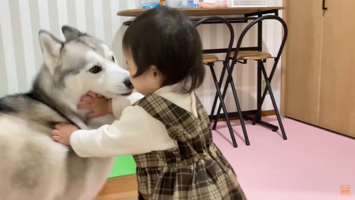 鬼ごっこをするクレアちゃんとえまちゃん