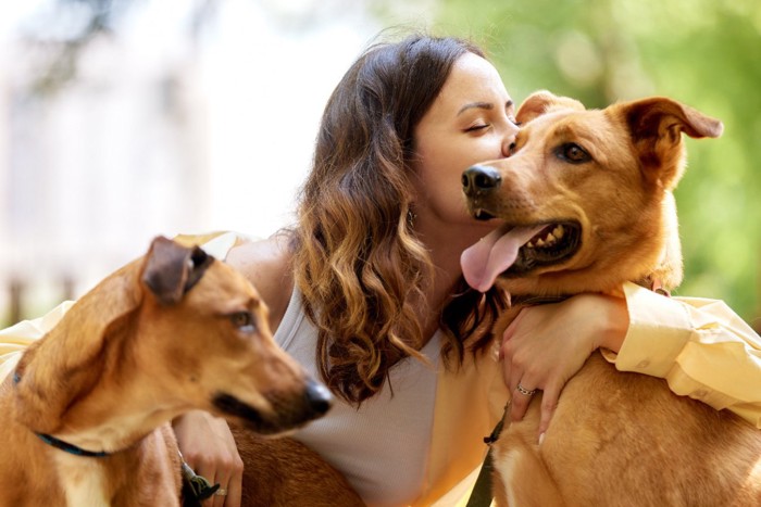 愛犬の匂いを嗅ぐ女性