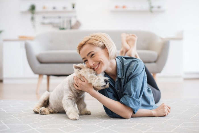 犬を撫でる女性