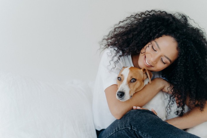 犬をハグする女性