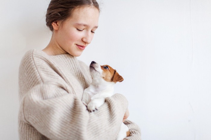 女性と見つめあう犬