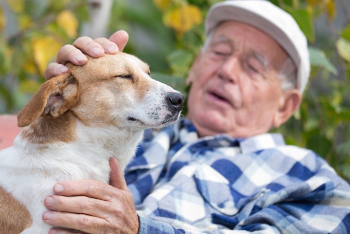 笑顔で寄り添う犬と飼い主