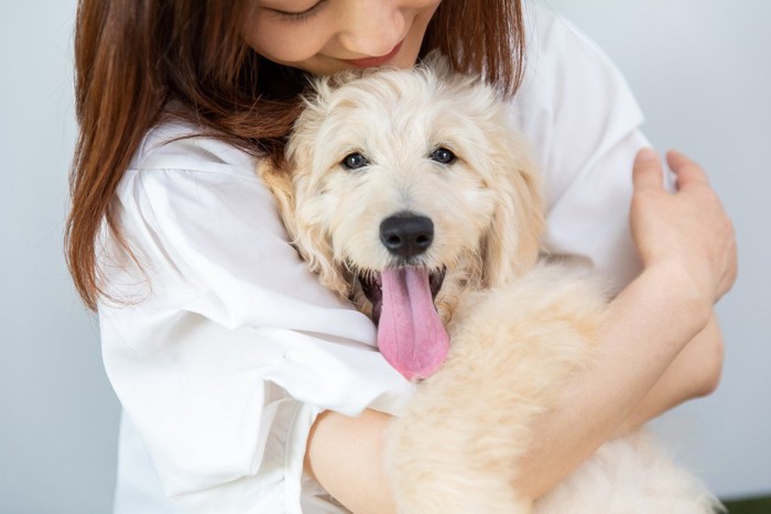 犬を抱える笑顔の女性