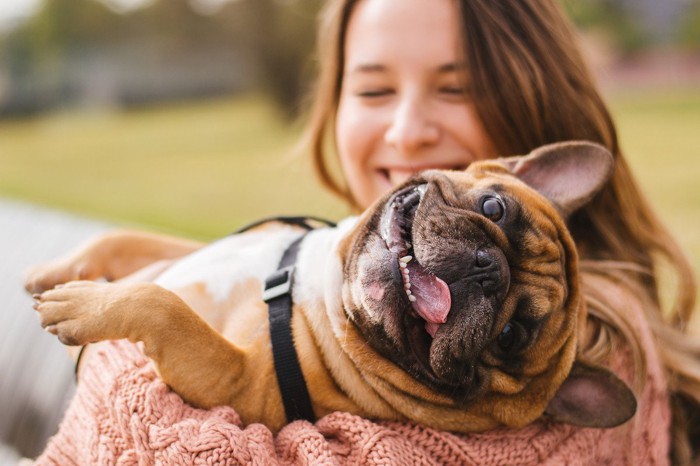 犬を抱く女性