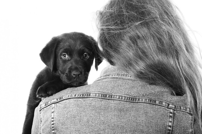 犬を抱く女性