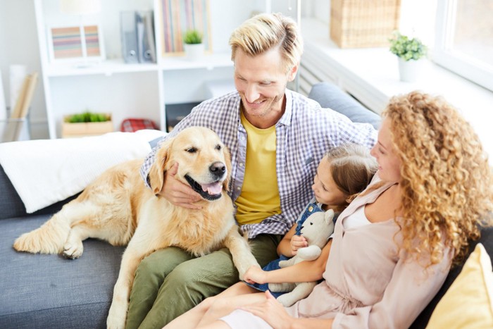 家族と笑顔の犬