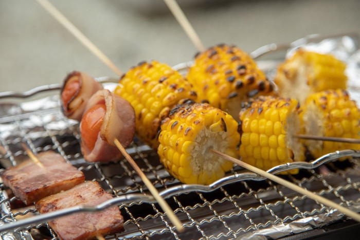 バーベキューの焼きとうもろこし