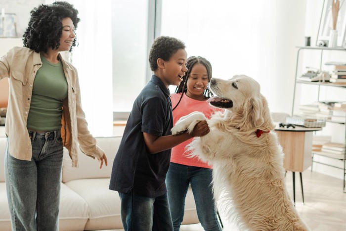 笑う家族と白い大型犬