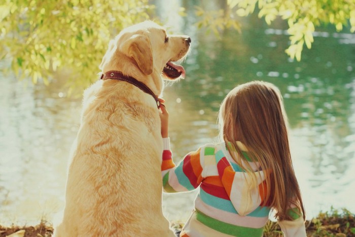 女の子と犬