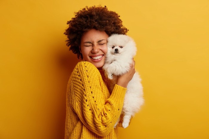 犬を抱く女性