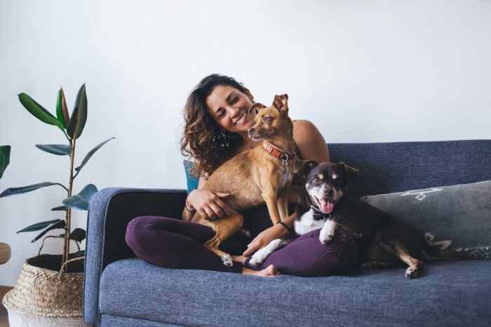 犬と戯れる女性