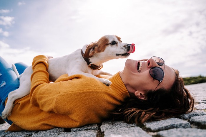 寝そべる女性と犬