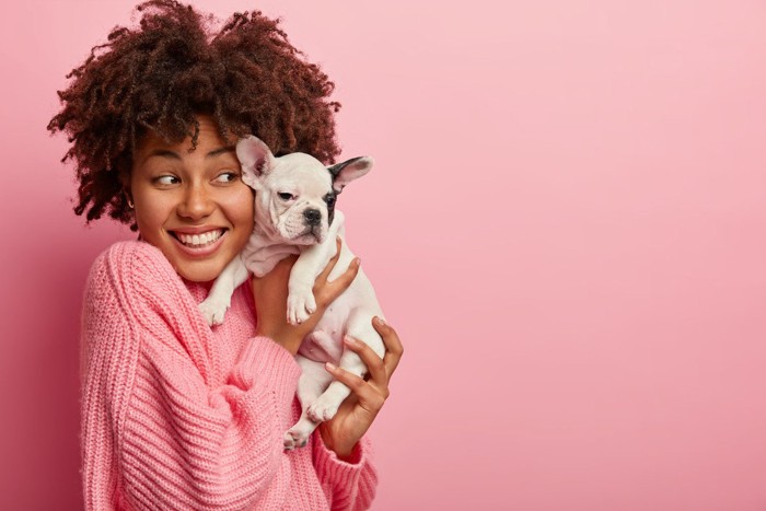 子犬を抱っこした女性