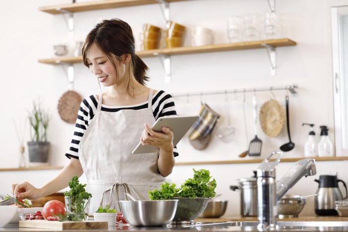 お料理をする女性