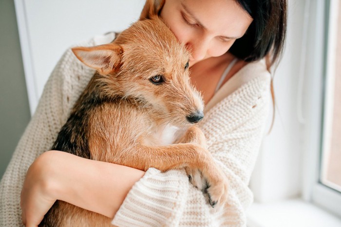 犬を抱く女性