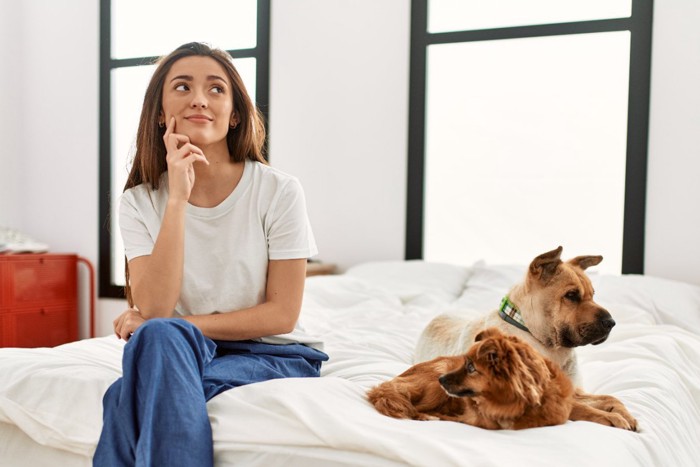 考える女性と犬