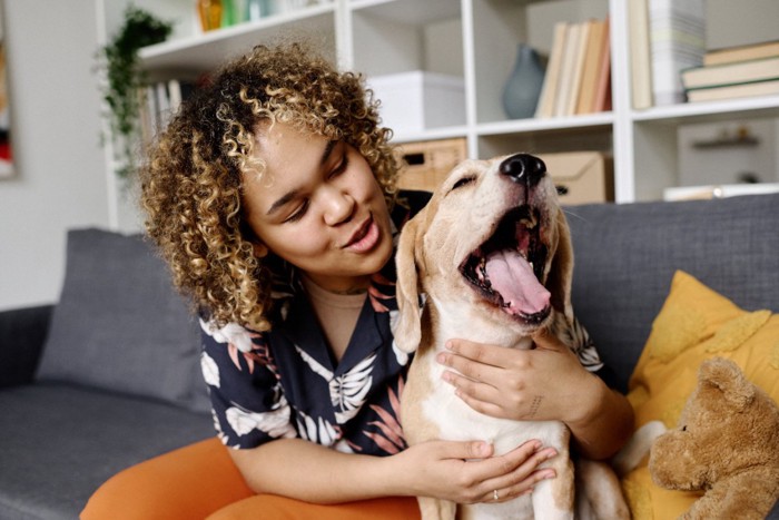 犬を抱きしめる女性