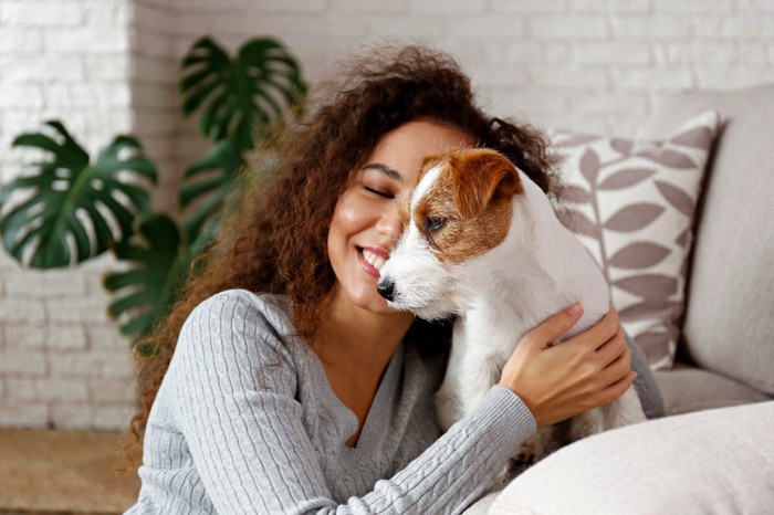 触れ合う女性と犬