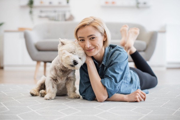 頭を擦り寄せる女性と犬