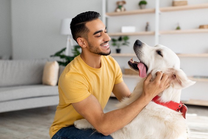 犬と遊ぶ男性