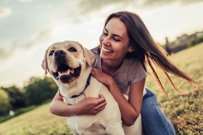 犬を撫でる女性