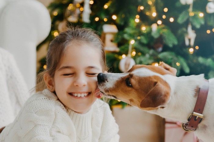 女の子の顔を舐める犬