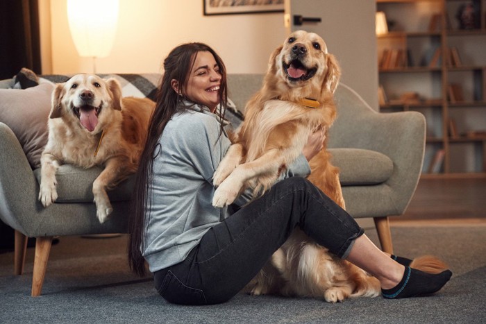 女性と2匹の犬