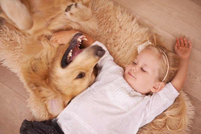 ごろ寝する女の子と犬