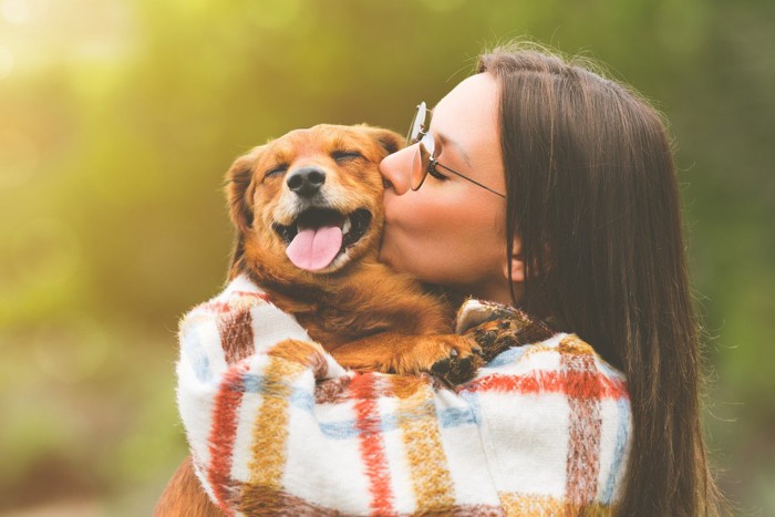 犬にキスする女性