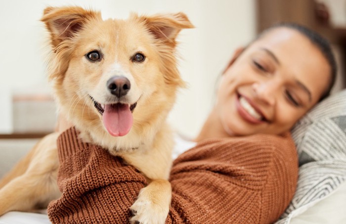 笑っている女性と犬