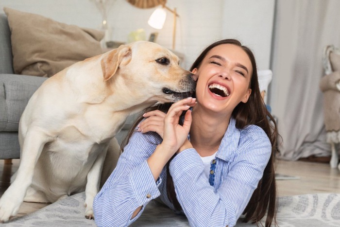 寄り添う犬と女性