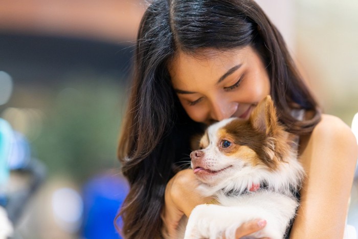 犬を抱く女性