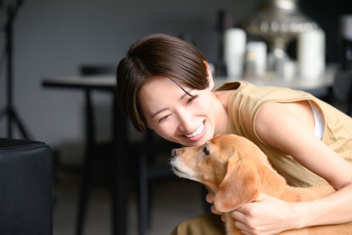 犬に笑いかける女性