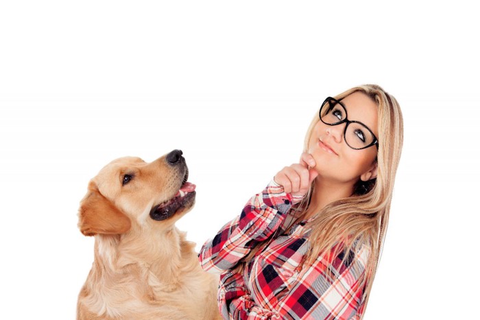 考える女性と犬