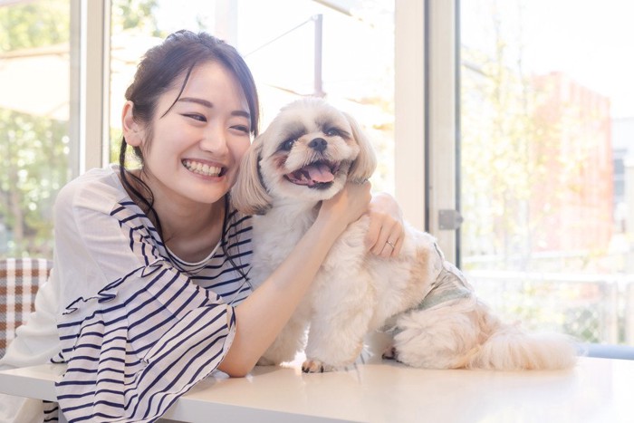 愛犬と遊ぶ女性