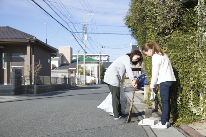 町内清掃をする人たち