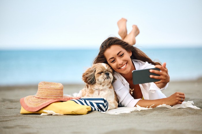 犬の写真を撮影する女性