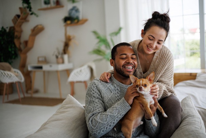 男女と犬