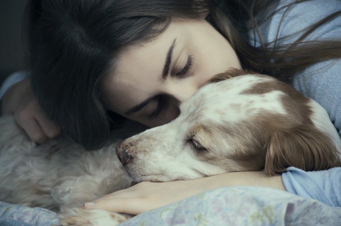 犬を抱きしめる女性