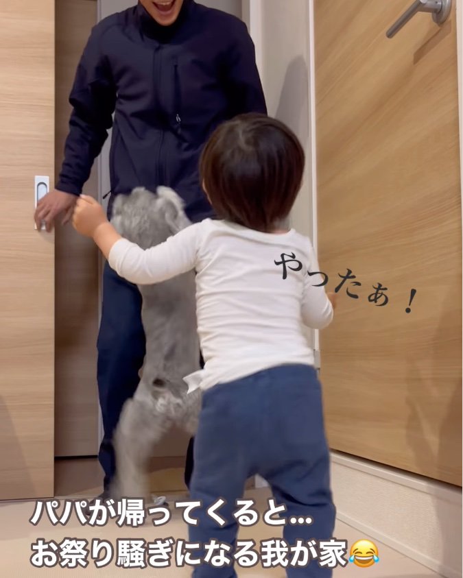 大喜びする犬と男の子