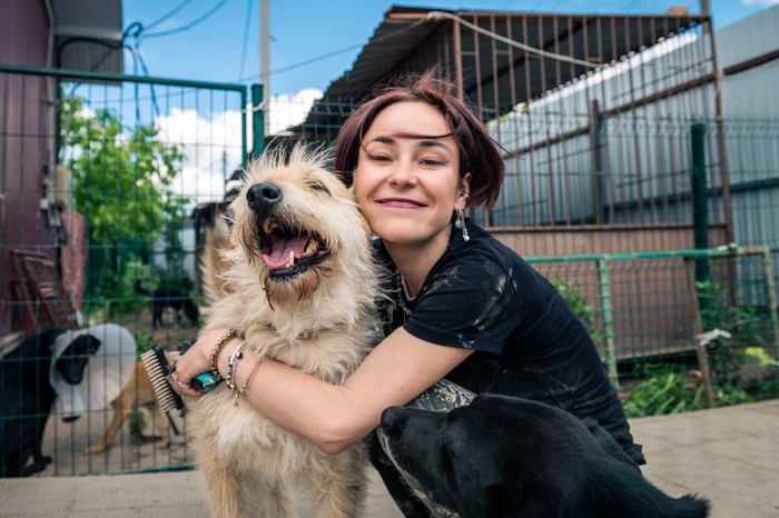 笑顔の女性と犬