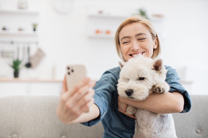 犬と自撮りする女性