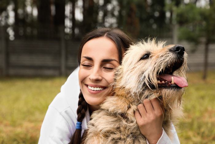 犬を抱く女性