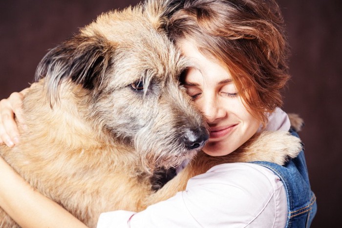 犬を抱きしめる少女