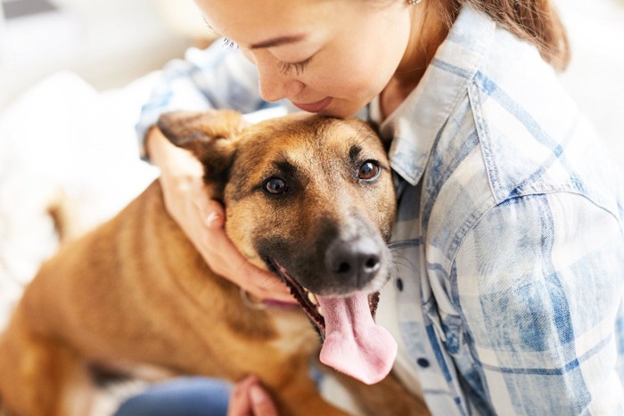 犬を抱きしめる女性