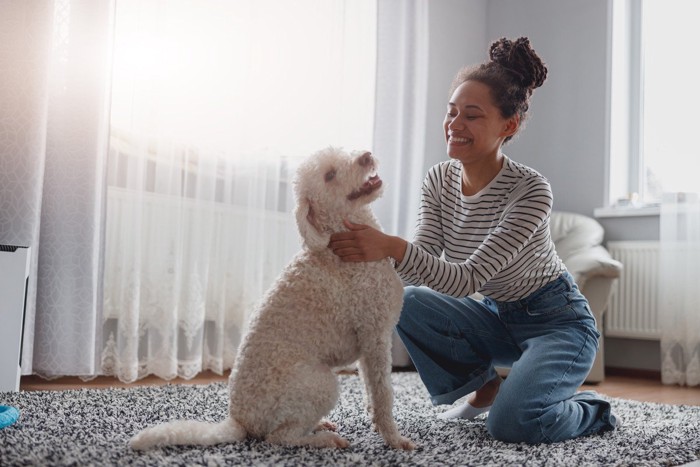 笑顔で過ごす犬と女性